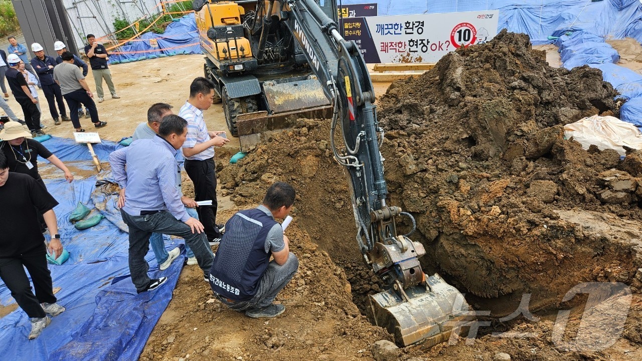 광주시가 건설노조, 광주시의회, 북구의회, 시공사 관계자 등이 일곡근린공원에서 건축폐기물 매립 의혹에 대한 현장조사를 하고 있다.(광주시 제공)2024.6.26/뉴스1 ⓒ News1 박준배 기자