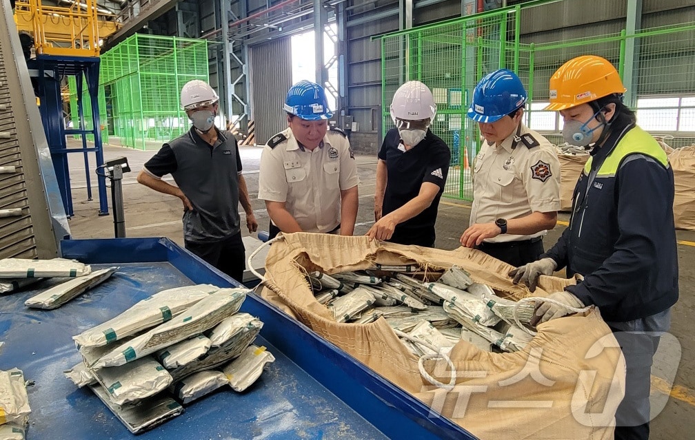 26일 경북 포항남부소방서 조사팀이 관내 이차전지 생산업체에서 현장안전점검을 하고 있다. (포항남부소방서제공) 2024.6.26/뉴스1