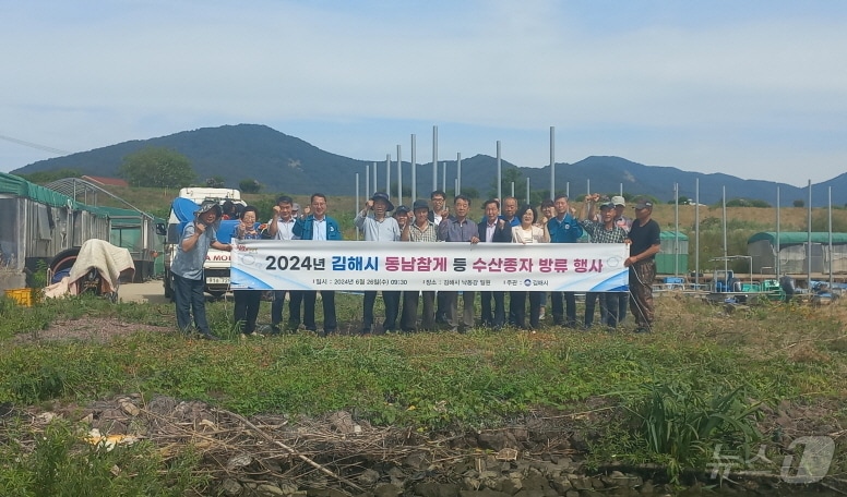 김해시가 26일 낙동강에 동남참게 등 치어 54만여 마리를 방류하고 있다. &#40;김해시 제공&#41;