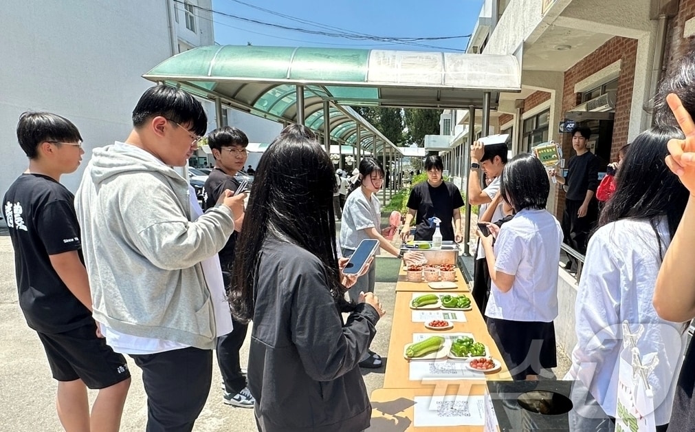 충북 청주농업고등학교는 지역과 상생하는 교육생태계 사업의 하나로 &#39;못난이농산물 활성화 프로젝트&#39;를 진행했다.&#40;충북교육청 제공&#41;/뉴스1