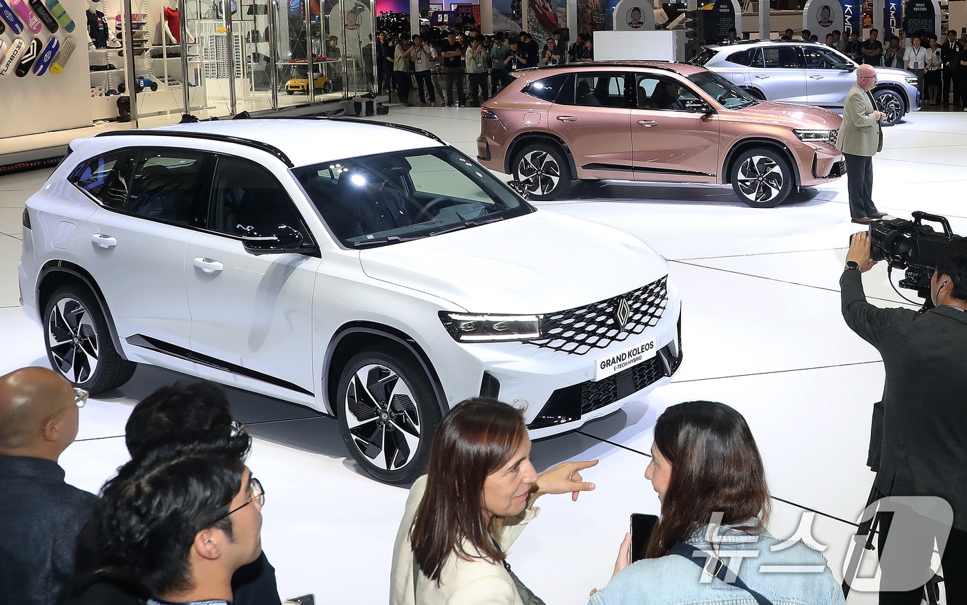 27일 부산 해운대구 벡스코 제1전시장에서 열린 '2024 부산모빌리티쇼' 프레스데이 행사에서 르노코리아가 D세그먼트(준중형~중형) SUV(스포츠유틸리티) 신차 '그랑 콜레오스'(Grand Koleos)를 세계 최초로 공개하고 있다. 2024.6.27/뉴스1 ⓒ News1 윤일지 기자