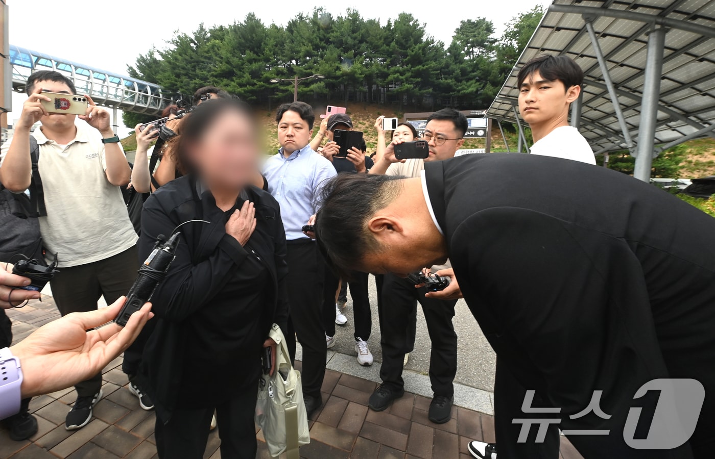 박순관 아리셀 대표가 27일 오후 경기 화성시 모두누림센터에서 화성 아리셀 공장 화재사고 유가족을 만나 사과하고 있다. (경인일보 제공) 2024.6.27 ⓒ 뉴스1 김영운 기자