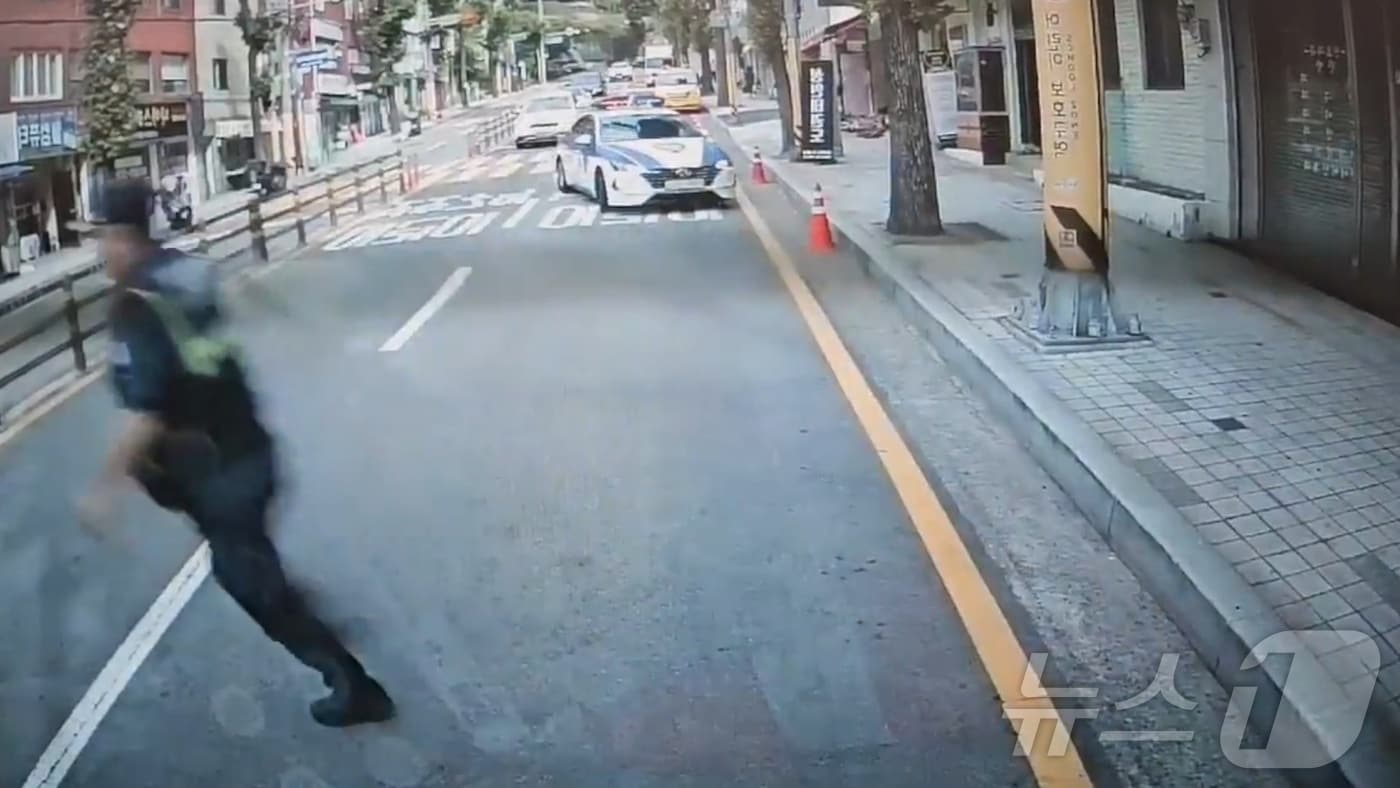 부산경찰청 기동순찰대는 지나 17일 중구 부평깡통시장 인근에서 집중순찰을 돌던 중 60대 상습절도범을 검거했다.(부산경찰청 제공)