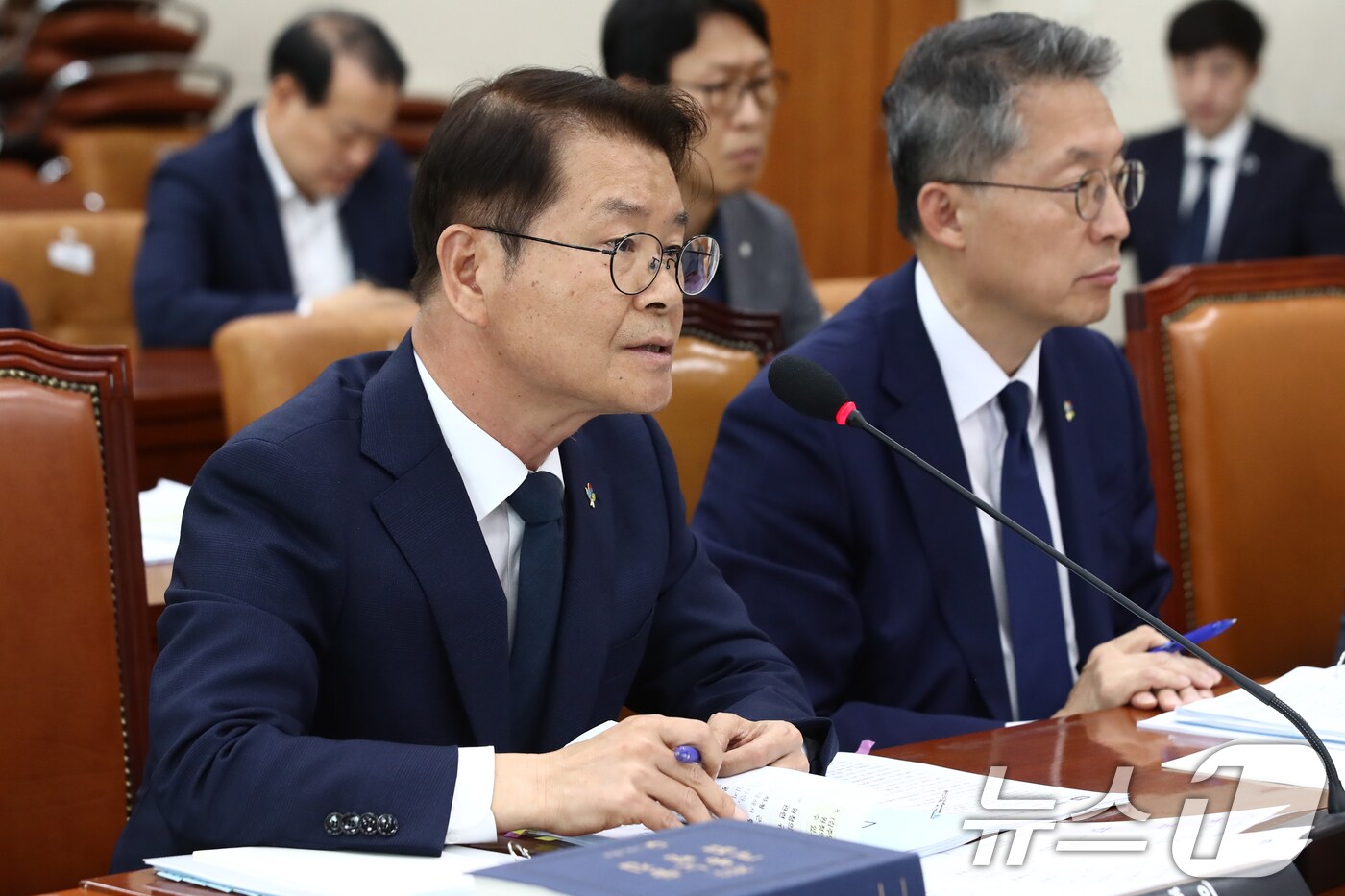 이정식 고용노동부장관이 지난 6월 27일 오후 서울 여의도 국회에서 열린 환경노동위원회 전체회의 노동조합 및 노동관계조정법 일부개정법률안에 대한 입법청문회에 증인으로 출석해 의원 질의에 답하고 있다. ⓒ News1 이광호 기자