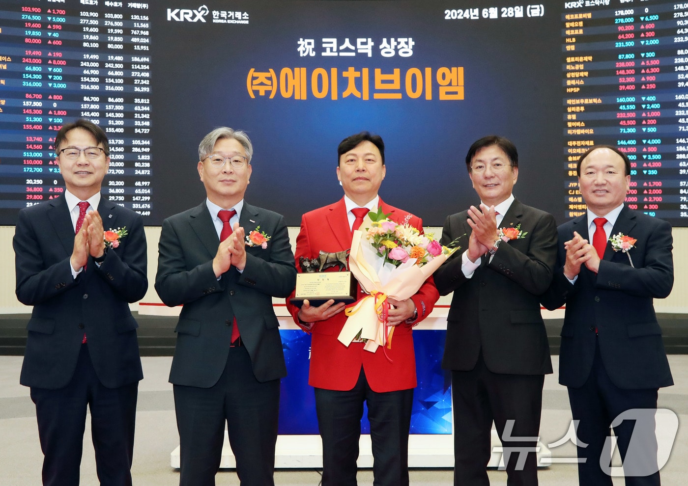 28일 서울 영등포구 한국거래소에서 열린 에이치브이엠 코스닥시장 상장기념식에서 김대영 한국IR협의회 부회장(왼쪽부터), 홍순욱 한국거래소 코스닥시장본부장, 문승호 에이치브이엠 대표이사, 이성 NH투자증권 IB1사업부 대표, 강왕락 코스닥협회 부회장이 기념촬영을 하고 있다. (한국거래소 제공) 2024.6.28/뉴스1