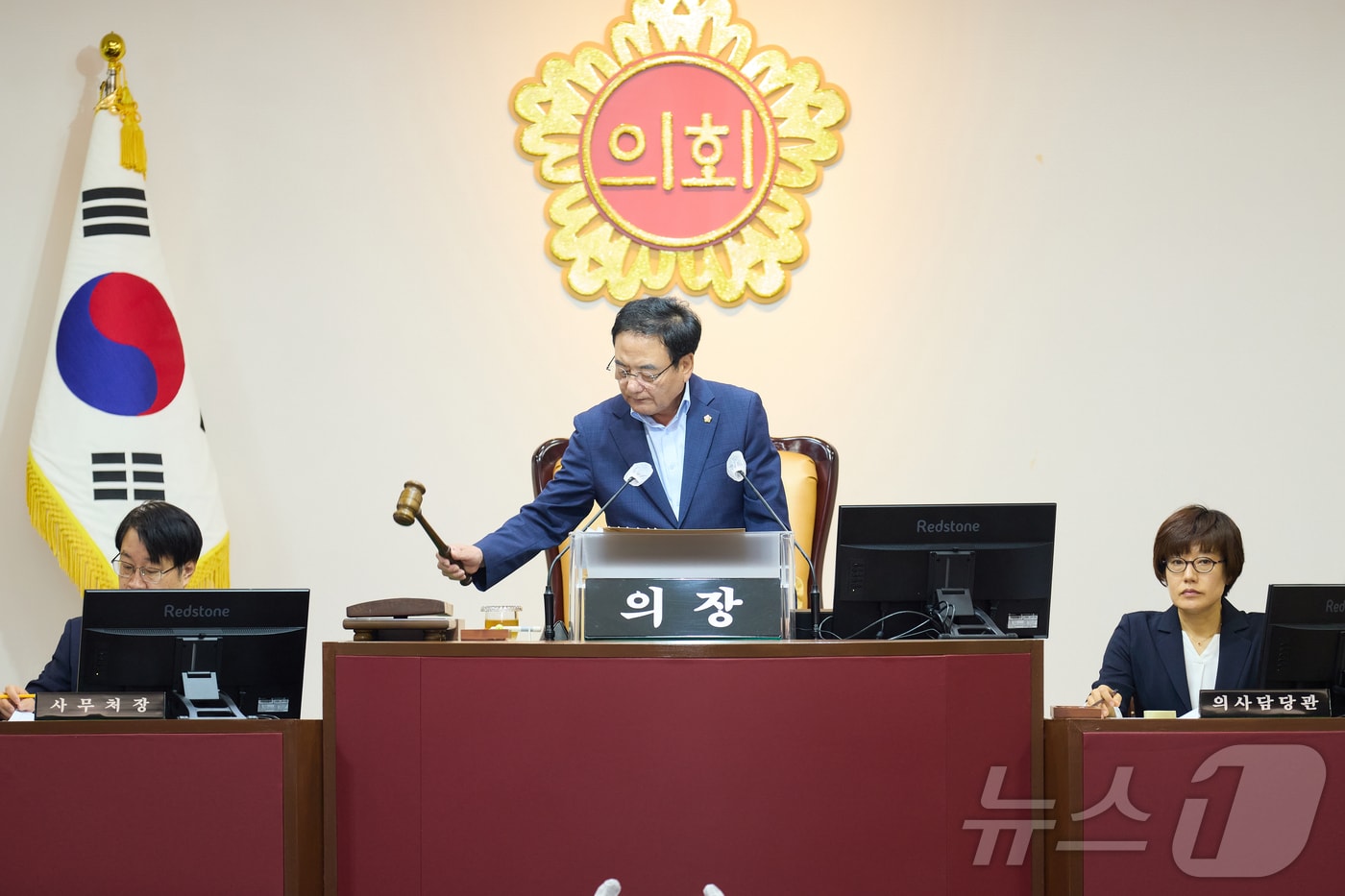 9대 대구시의회 전반기 의사일정이 28일 제309회 정례회 5차 본회의를 끝으로 마무리됐다. 사진은 이만규 의장이 폐회를 선언하는 모습.(대구시의회 제공)