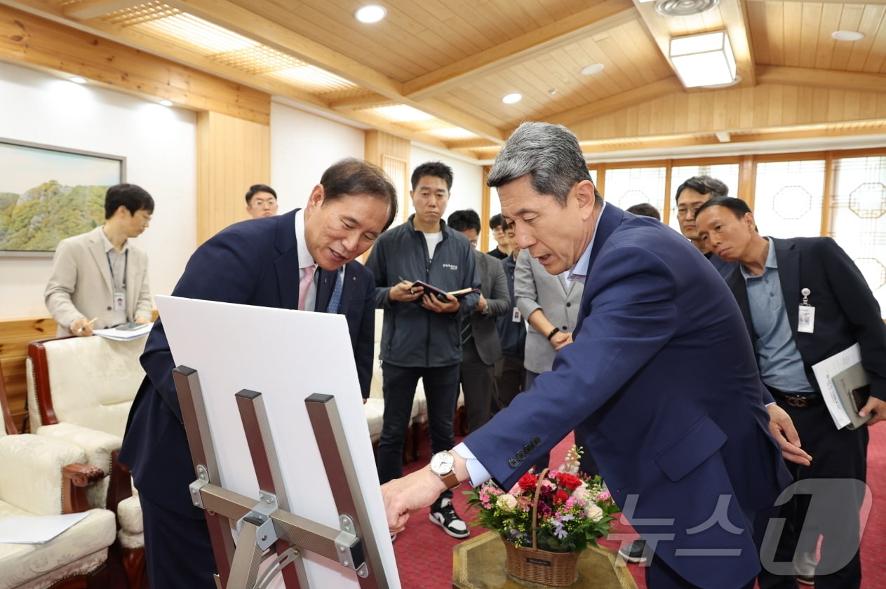  이강덕 포항시장&#40;오른쪽&#41;이 28일 시청에서 김동섭 석유공사 사장과 동해 심해 가스전 개발 시업에 대한 의견을 나누고 있다.&#40;포항시 제공&#41; 2024.6.28/뉴스1