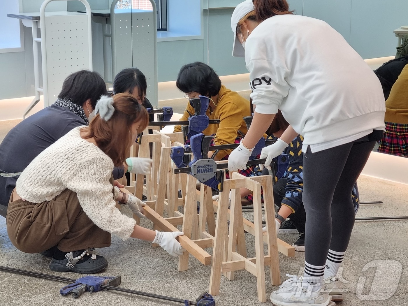 공예 수업을 듣고 있는 수강생들 &#40;대구 수성문화재단 제공&#41;