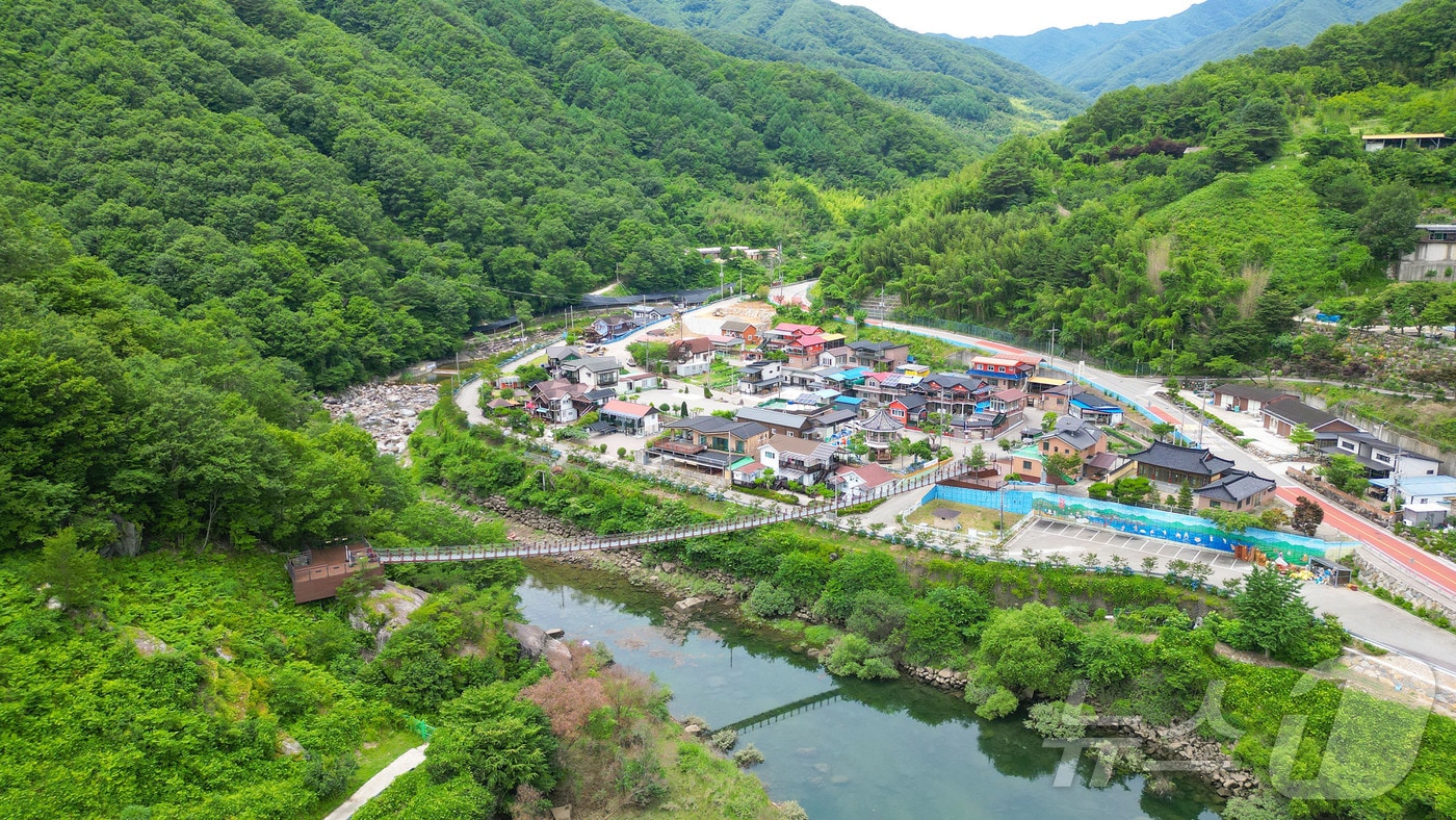 산청 시천면 ‘지리산 내대 생태길 출렁다리'(산청군 제공).
