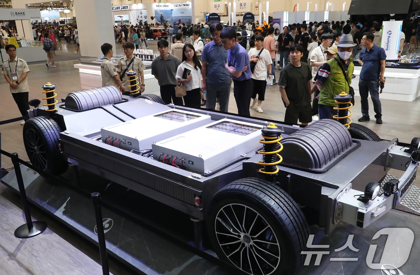 28일 부산 해운대구 벡스코 제1전시장에서 열린 '2024 부산모빌리티쇼'에서 관람객들이 4695 원통형 배터리를 장착한 4륜구동 완성차 모형을 둘러보고 있다. 2024.6.28/뉴스1 ⓒ News1 윤일지 기자