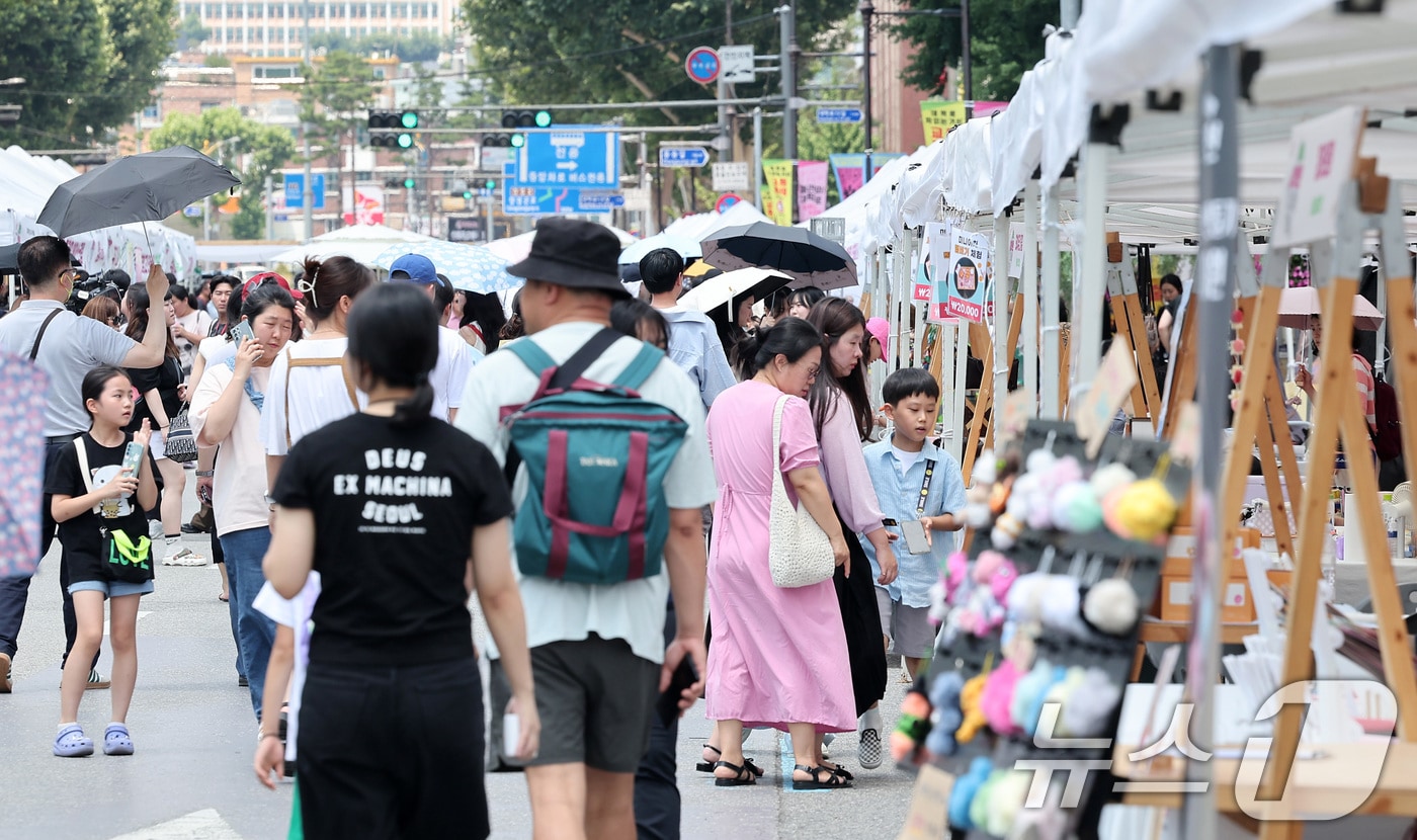 서울 종로구 대학로 거리 일대에서 '놀러와, 대학로! 차 없는 거리로' 행사가 진행되고 있다. 2024.6.29/뉴스1 ⓒ News1 김성진 기자