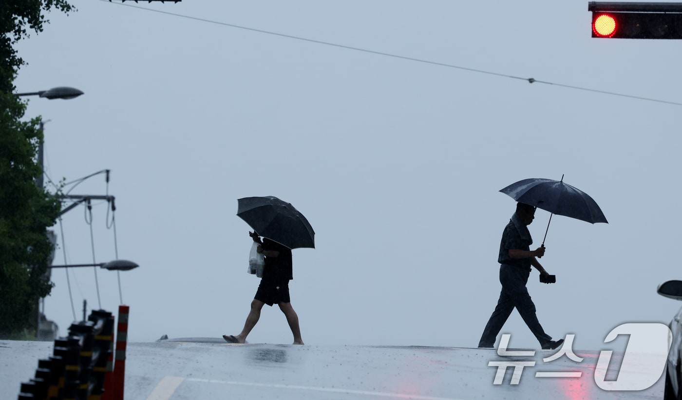 광주와 전남 일부지역에 호우주의보가 발효된 29일 광주 서구 화정동 한 거리에서 시민들이 빗길을 걸어가고 있다. 2024.6.29/뉴스1 ⓒ News1 김태성 기자