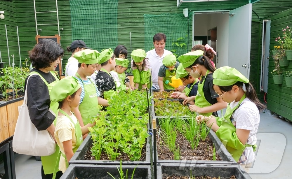 휴롬이 어린이 요리교실을 진행하는 모습 (휴롬 제공)