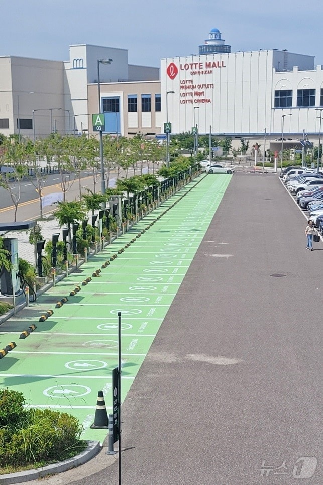 롯데몰 동부산점 전기차 충전소 전경(롯데쇼핑 제공)