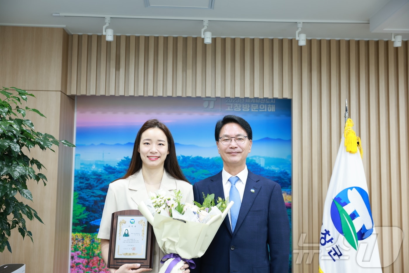 고창군이 3일 제5대 일일 명예 청년군수로 고창청년정책협의체 이누리(왼쪽) 위원장을 위촉했다.(고창군 제공)2024.56.3/뉴스1