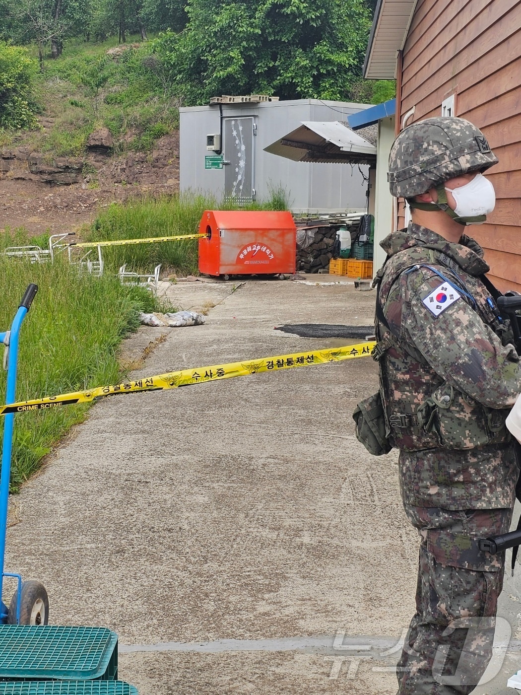 지난 2일 경북 예천군의 민가에 북한의 오물풍선이 떨어져 합동조사단이 조사하고 있다.&#40;경북도 제공&#41;ⓒ News1 김대벽기자