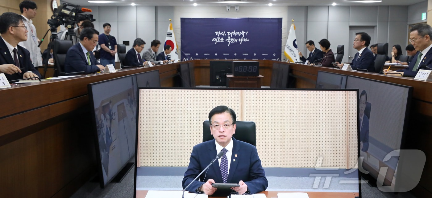 최상목 경제부총리 겸 기획재정부 장관이 3일 오전 세종시 정부세종청사에서 열린 경제장관회의를 주재하며 발언하고 있다.2024.6.3/뉴스1 ⓒ News1 김기남 기자