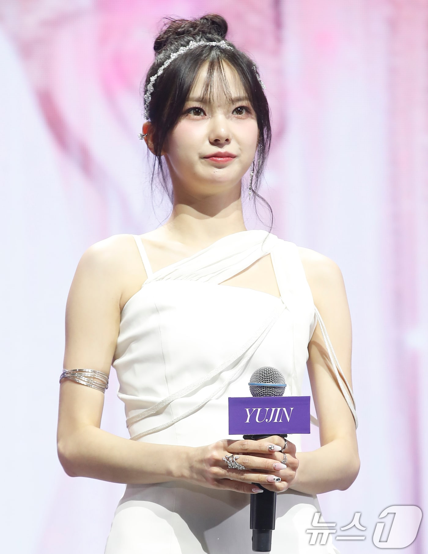 그룹 케플러(Kep1er) 최유진이 3일 오후 서울 광진구 예스24라이브홀에서 가진 정규 1집 ‘켑원고잉 온(Kep1going On)’ 발매 기념 쇼케이스에서 인형 미모를 뽐내고 있다. 2024.6.3/뉴스1 ⓒ News1 권현진 기자