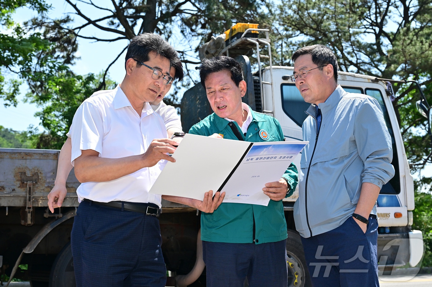 울산시의회 홍유준 의원이 3일 동구 서부동 일원 남목일반산업단지 조성사업 부지를 방문해 현장상황을 살폈다. &#40;시의회 제공&#41;