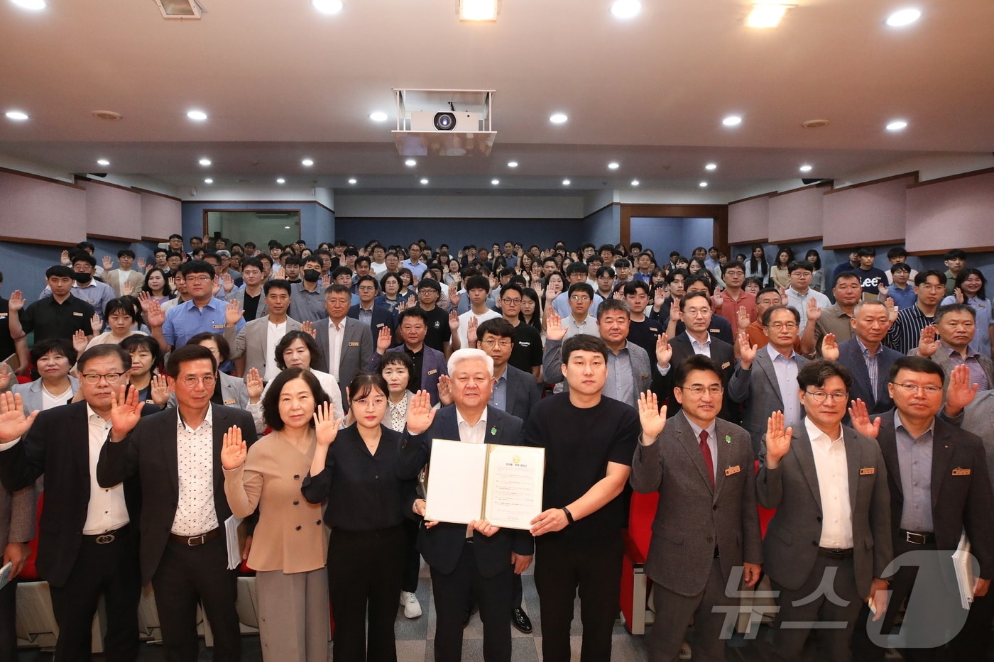 황인홍 전북자치도 무주군수가 3일 200여명의 직원들과 함께 &#39;반부패 청렴 실천 서약&#39;에 나섰다.&#40;무주군 제공&#41;