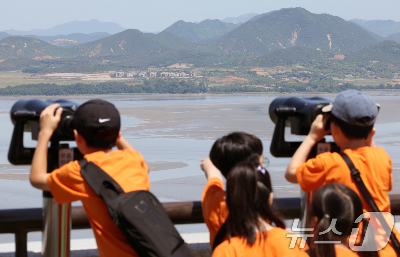 경기도 파주시 오두산 통일전망대를 찾은 초등학생들이 망원경을 통해 북녘땅을 살펴보고 있다. 2024.6.4/뉴스1 ⓒ News1 박정호 기자