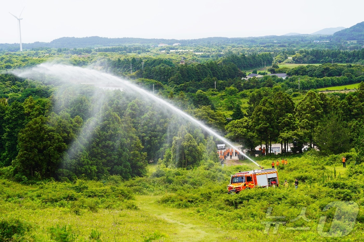 제주 서귀포 표선면 영주산 일대에서 산불 진압에 특화된 다목적 특수차량 '험지펌프차'의 시연회가 진행되고 있다. 험지펌프차는 물 3300L를 싣고 45도 경사의 산악지형도 오갈 수 있는 4륜 구동 차량이다. (제주도소방안전본부 제공) 2024.6.4/뉴스1 ⓒ News1 홍수영 기자