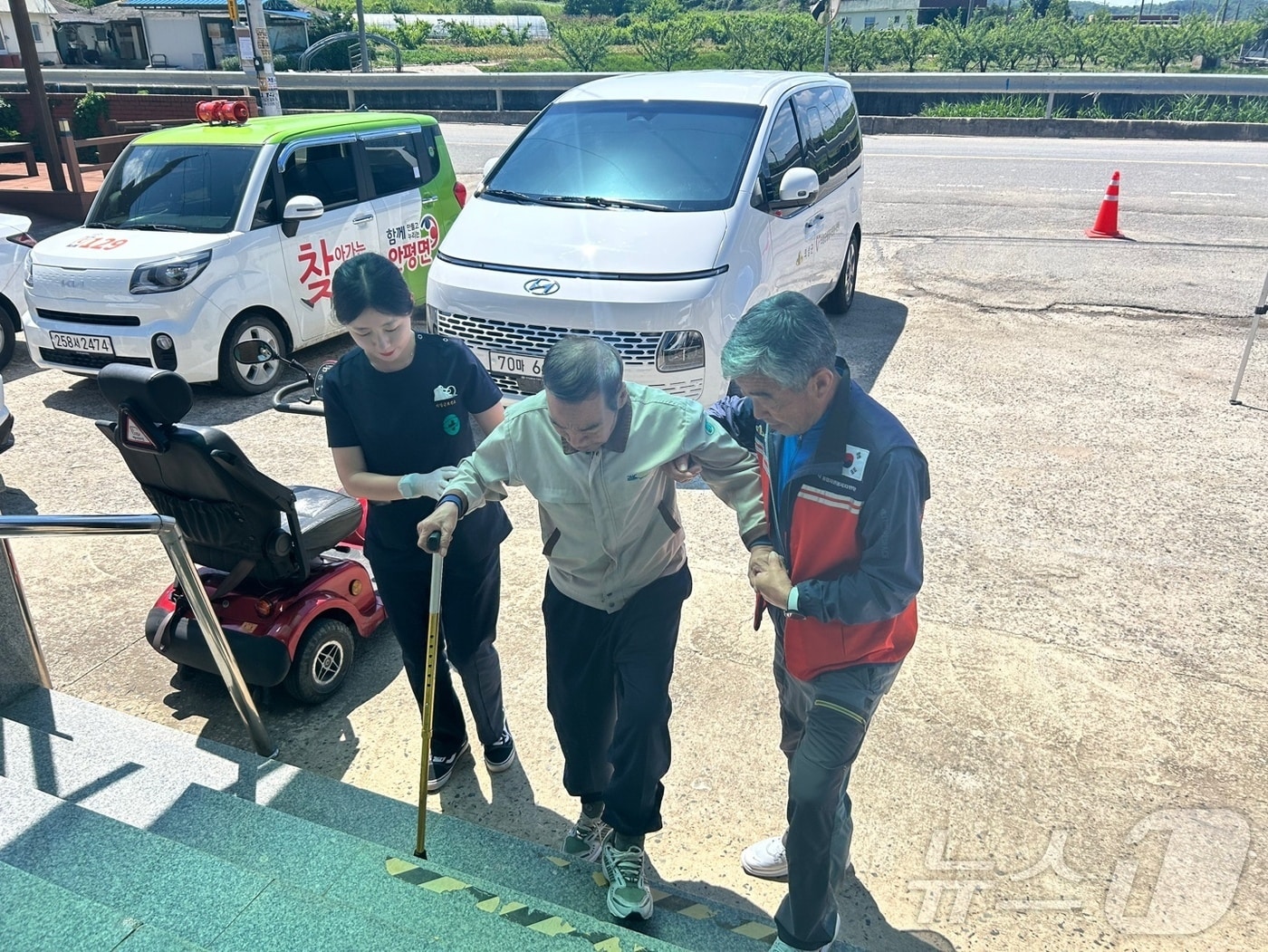 의성군 &#39;찾아가는 통합 이동 진료&#39;팀이 거동이 불편한 어르신을 검진하고 부축하고 있다&#40;의성군 제공&#41;2024.6.5/뉴스1