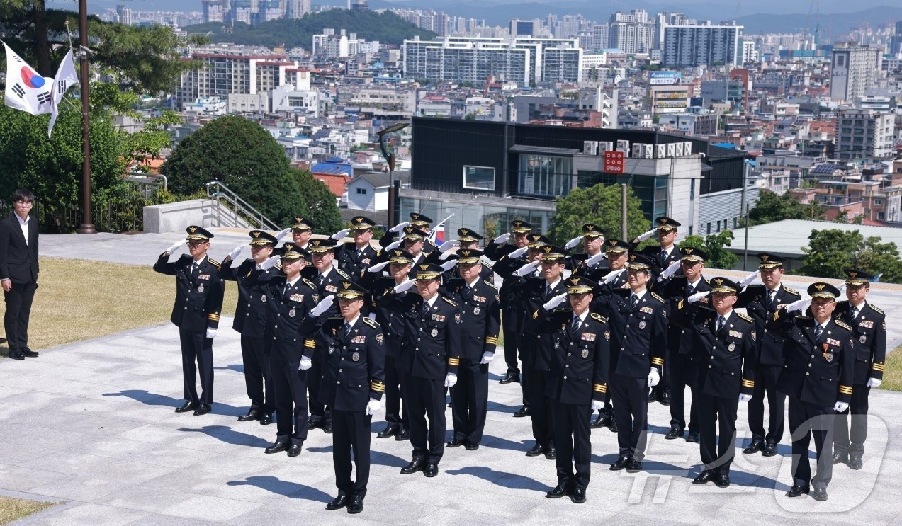 대구경찰청은 5일 현충일을 앞두고 대구 남구 대명동 충혼탑에서 국가를 위해 희생한 호국영령을 참배했다. &#40;대구경찰청 제공&#41; 2024.6.5/뉴스1