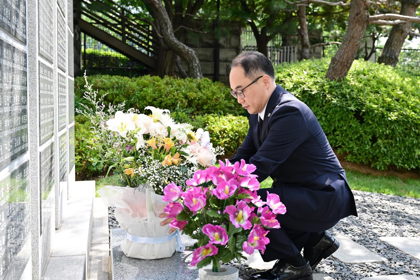 대검찰청은 이원석 검찰총장이 현충일을 하루 앞두고 취임 이후 6번째로 대검찰청 청사 내 추모공간 '기억의 벽'을 찾아 헌화하고 묵념했다고 5일 밝혔다. (대검찰청 제공)