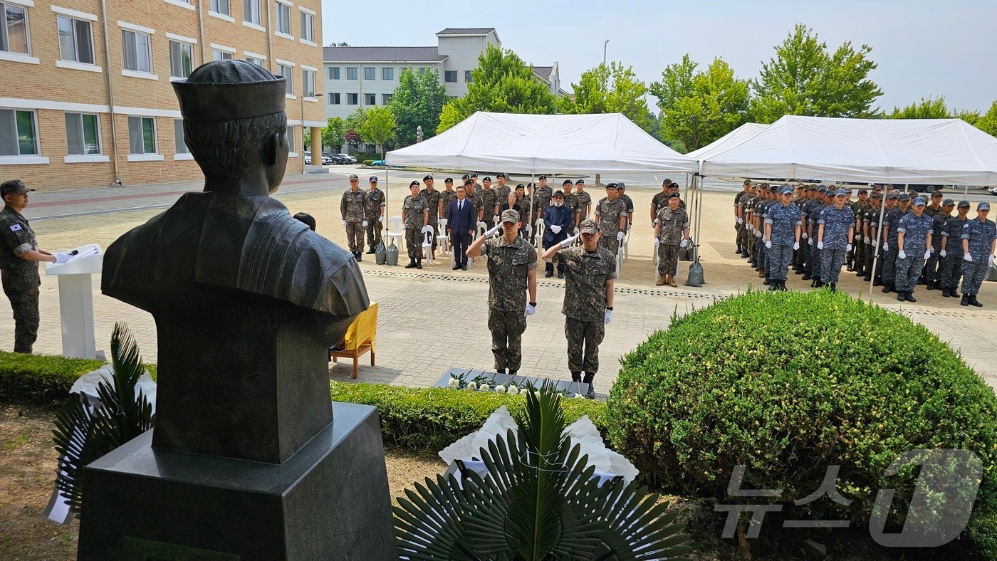  국군의무학교 장병들이 5일 교내에서 열린 제2연평해전 참전용사 고 박동혁 병장 추모행사에서 박 병장 흉상을 향해 경례하고 있다. (국군의무학교 제공) /뉴스1