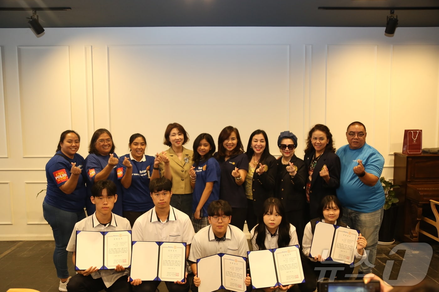 수원중앙로타리클럽 해외 자매 회원들과 삼일공고 학생들이 기념촬영을 하고 있다.(삼일공고 제공)
