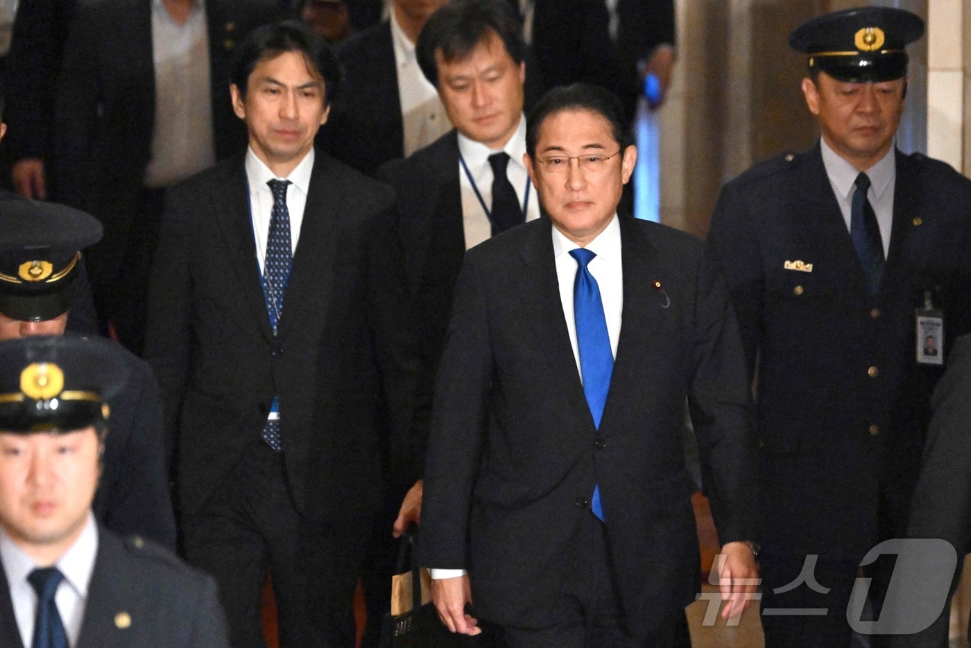 기시다 후미오 일본 총리가 지난 5일(현지시간) 도쿄의 중의원 정치 개혁 위원회 회의에 참석을 하기 위해 도착을 하고 있다. 2024.06,06 ⓒ AFP=뉴스1 ⓒ News1 우동명 기자