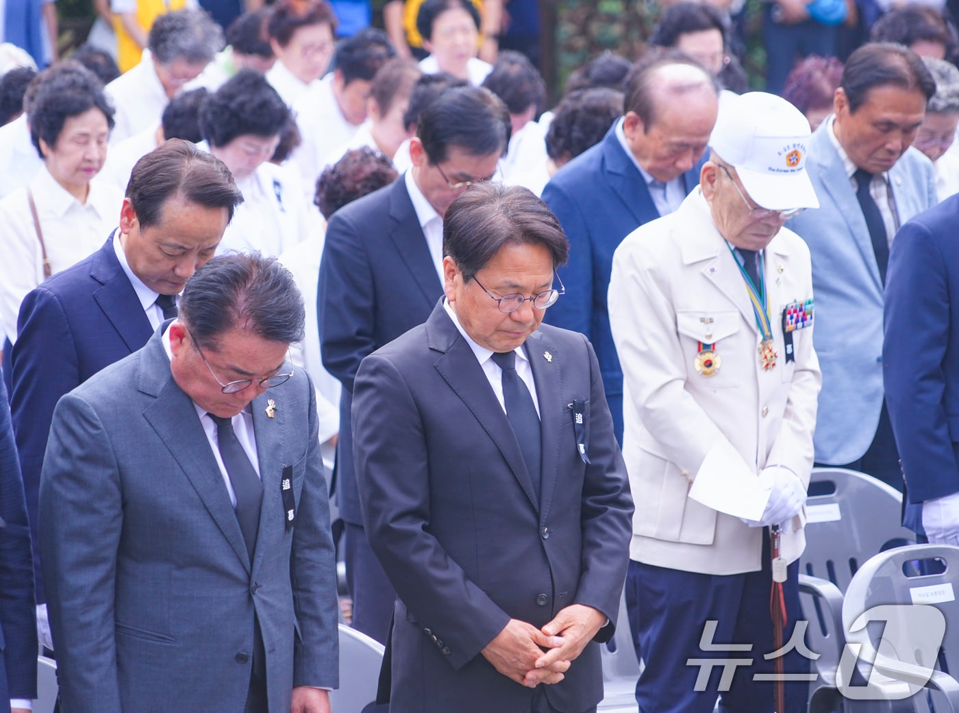 강기정 광주시장이 지난해 6월 6일 오전 남구 광주공원 현충탑에서 열린 '제69회 현충일 추념식'에 참석해 추모 사이렌에 맞춰 순국선열과 호국영령에 대한 묵념을 하고 있다.(광주시 제공. 재판매 및 DB 금지)2024.6.6/뉴스1 