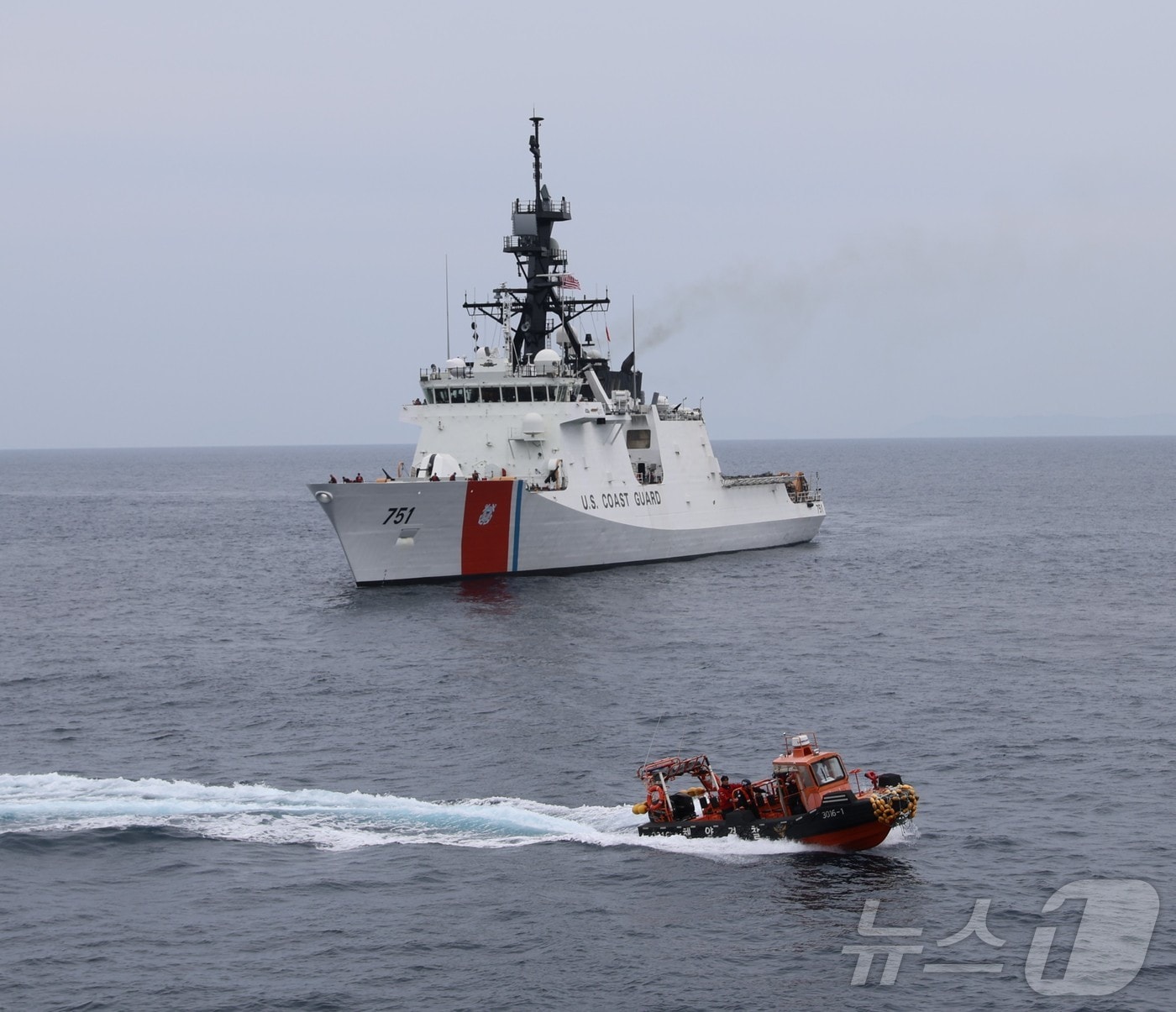 미국 USCG 751 함정 앞으로 한국해양경찰 단정이 인명수색 구조훈련에 나서고 있다.(해양경찰청 제공)/뉴스1