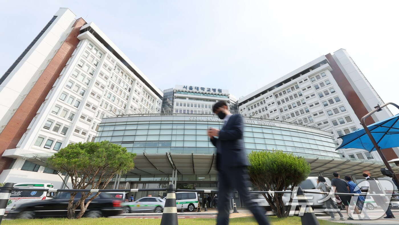 서울대학교 의과대학 교수들이 오는 17일부터 '전체 휴진'을 결의한 가운데 7일 종로구 서울대병원에서 환자들이 발걸음을 옮기고 있다. 2024.6.7/뉴스1 ⓒ News1 이동해 기자