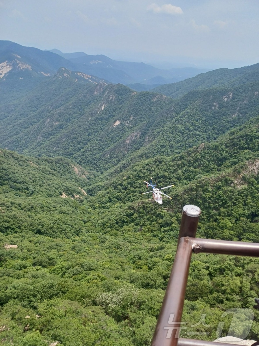 공주 반포면 학봉리 계룡산 국립공원 관음봉 추락 사고 현장. &#40;공주소방서 제공&#41; / 뉴스1