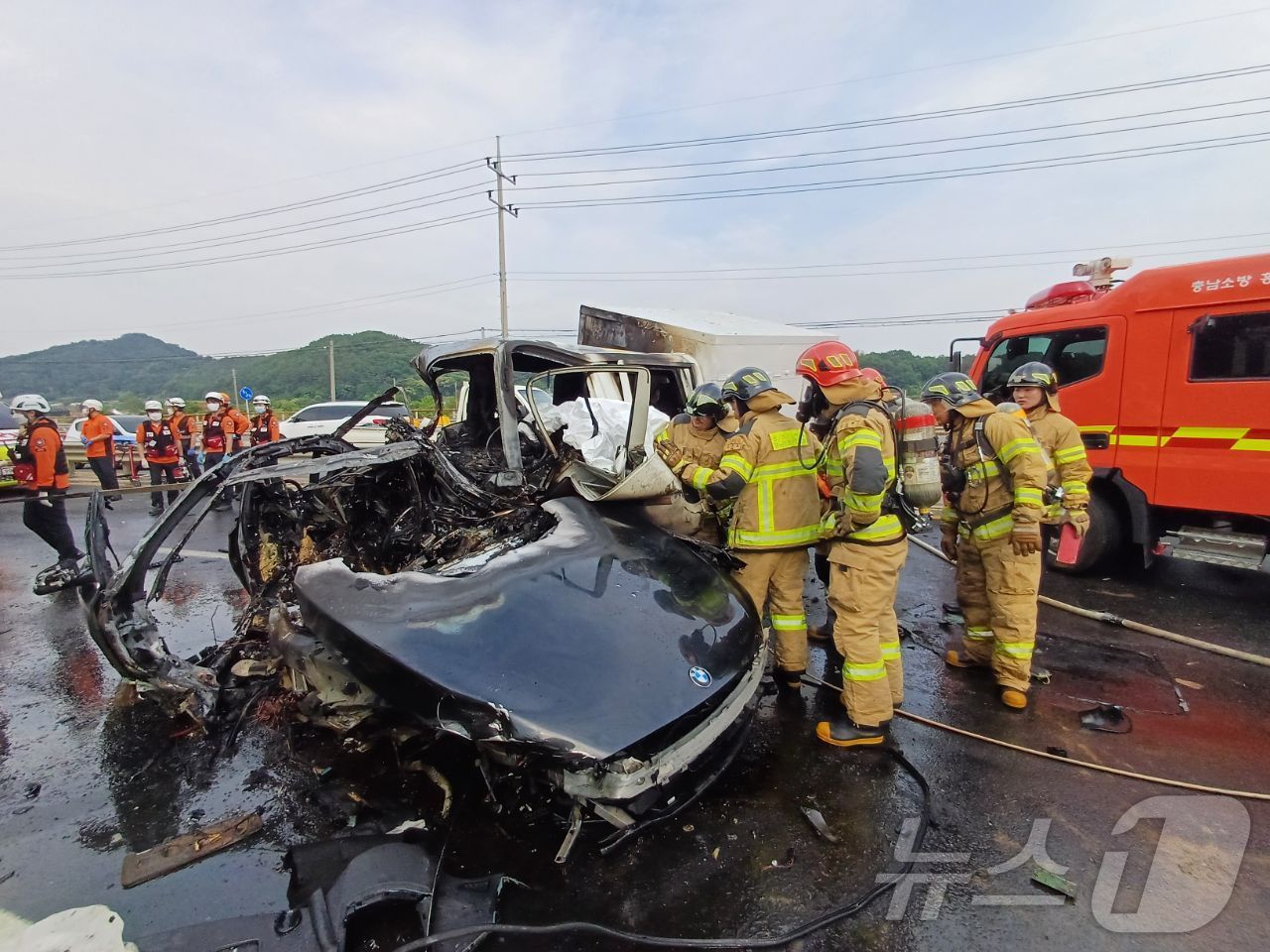 지난 7일 오후 4시4분께 충남 홍성 광천읍 벽계리의 한 도로에서 포터 화물차와 BMW 승용차가 충돌해 3명이 숨졌다.(홍성소방서 제공)/ 뉴스1