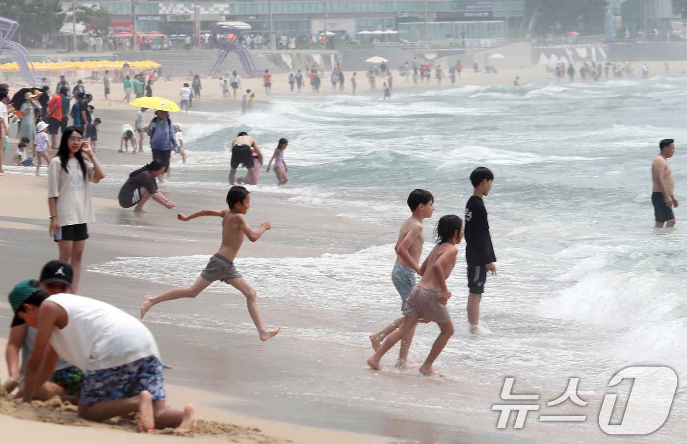 부산 7개 해수욕장이 전면 개장한 1일 부산 해운대해수욕장을 찾은 어린이들이 물놀이를 하며 더위를 식히고 있다. 부산 7개 해수욕장은 이날부터 내달 31일까지 두 달간 개장한다. 2024.7.1/뉴스1 ⓒ News1 윤일지 기자