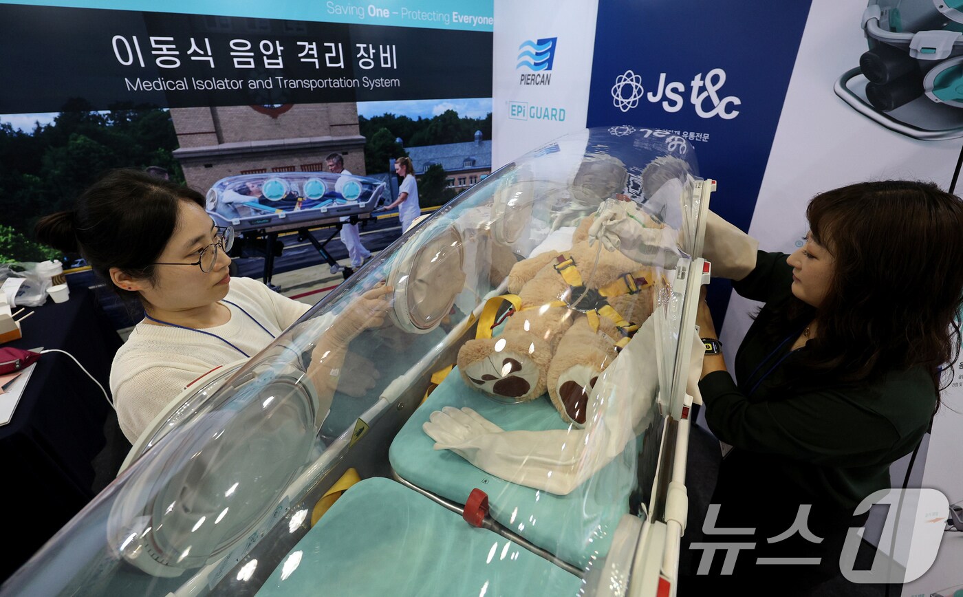경기 고양시 킨텍스에서 열린 2024 국제안전보건전시회에 참여한 기업 관계자가 이동식 음압 격리장비를 선보이고 있다. 2024.7.1/뉴스1 ⓒ News1 장수영 기자