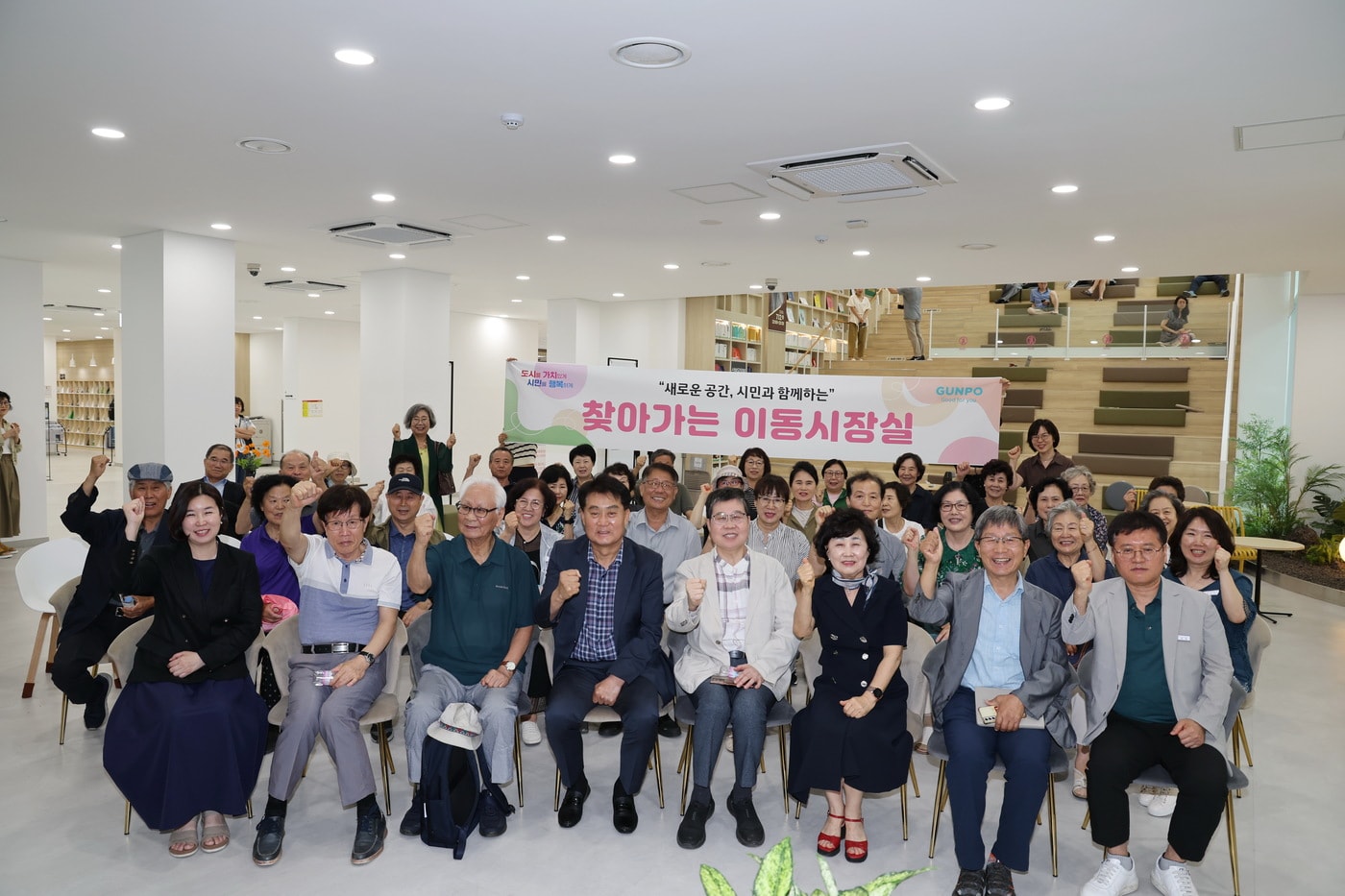 하은호 경기 군포시장&#40;사진 왼쪽 네 번째&#41;이 &#39;시 비전 공유&#39;와 &#39;주민 의견 수렴&#39;을 위한 소통행사 &#39;찾아가는 이동시장실&#39;을 운영하고 있다. &#40;군포시 제공&#41; 2024.7.1/뉴스1