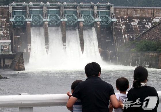 9일 오후 대청댐이 수문을 개방하고 있다. (대전=뉴스1) 김기태 기자