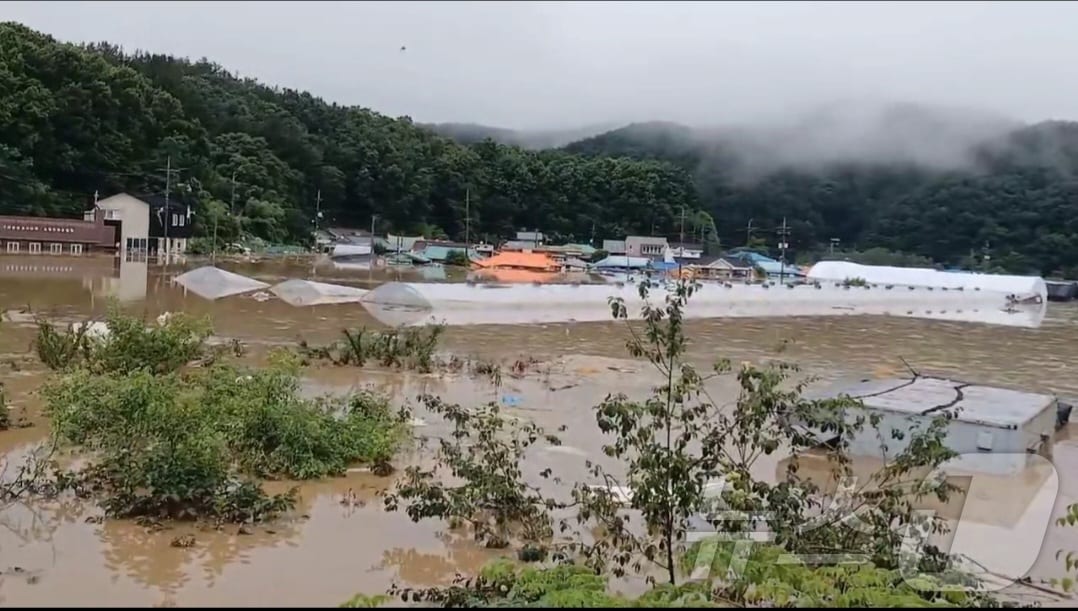 10일 밤 사이 내린 폭우로 침수된 대전 서구 용촌동 마을. (대전소방본부 제공)/뉴스1