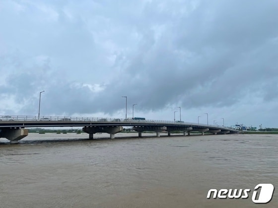  금강홍수통제소는 10일 오전 10시를 기해 충남 논산 금강 황산대교 지점에 홍수주의보를 발령한다고 밝혔다. 사진은 논산대교. / 뉴스1