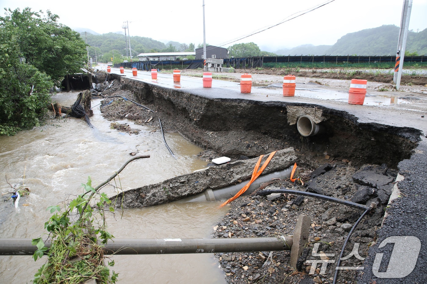 충남도가 오는 10월까지 여름철 재해 대비를 위해 구축한 ‘충남 세이프존(안전지대)’ 대응 체계를 본격 가동한다고 16일 밝혔다. 충남 금산 진산면 한 도로가 집중호우로 불어난 물에 유실돼 있다./뉴스1 ⓒ News1 김기태 기자