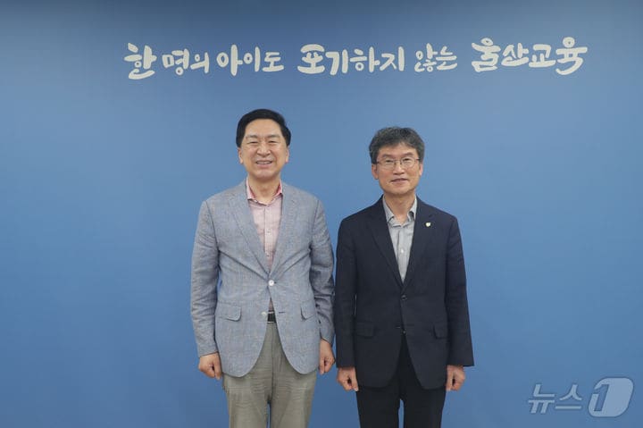 국민의힘 김기현(울산 남구을·왼쪽) 의원이 10일 오전 울산광역시 교육청에서 천창수 교육감을 비롯한 교육청 관계자를 만나 '학교복합화 사업' 추진 협의에 나섰다. (의원실 제공)