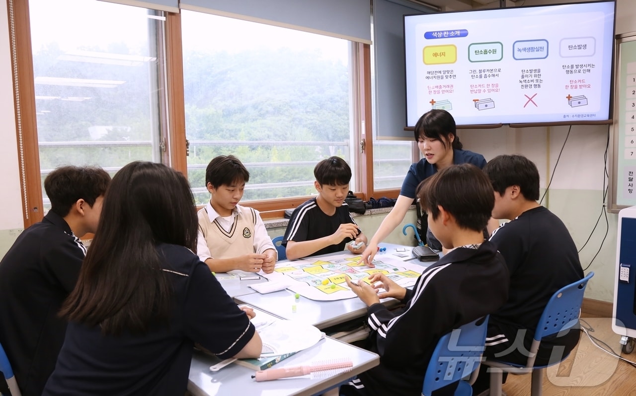 흥덕중학교 1학년 학생들이 단국대 환경교육단 대학생과 함께 환경 교육을 한 뒤 신재생에너지 교구를 활용해 게임을 하고 있다.&#40;단국대 제공&#41;