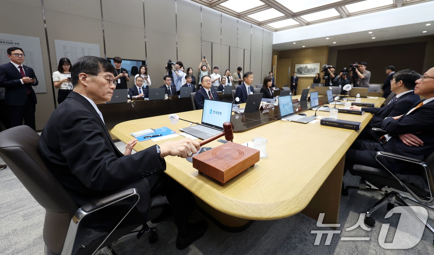 이창용 한국은행 총재가 11일 서울 중구 한국은행에서 열린 금융통화위원회에서 의사봉을 두드리고 있다. /뉴스1