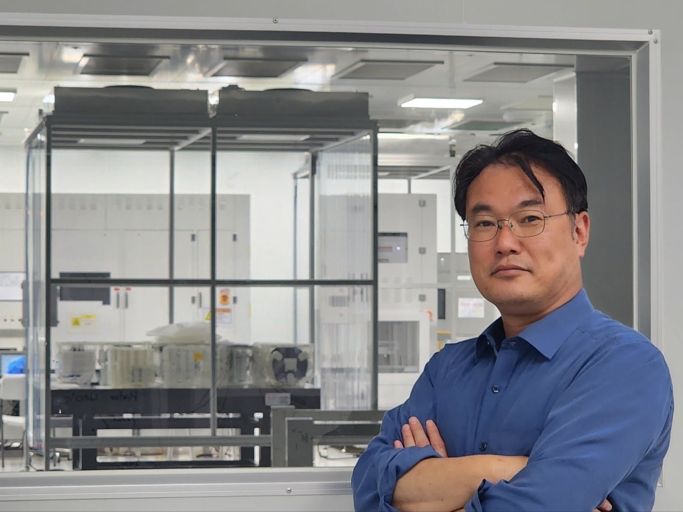 류정도 대표가 알엔알랩 동탄 본사 Fab 설비 앞에서 포즈를 취하고 있다. / 사진=알엔알랩 제공