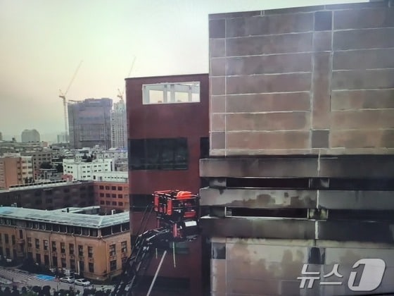  11일 오후 5시12분 대전 중구 대흥동 KB손해보험빌딩 인근 주차타워 지하에서 불이 나 소방당국이 사다리차로 진압에 나선 모습. (대전소방본부 제공)/뉴스1