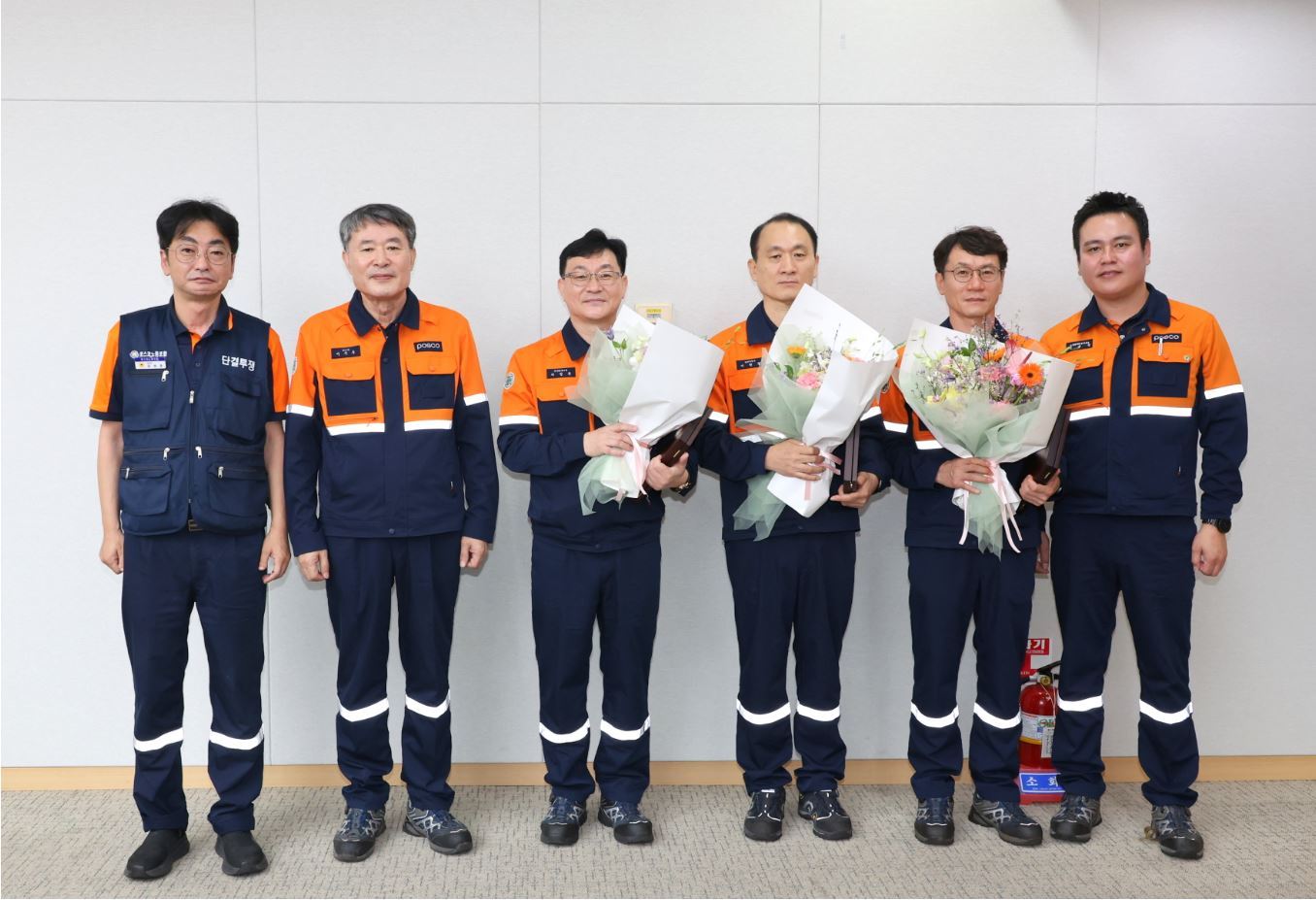 포스코가 2024년 올해의 포스코 명장으로 포항 안전방재그룹 서정훈 과장, 포항 EIC기술부 이원종 파트장, 광양 제선설비부 정원채 파트장을 선정했다. 사진은 왼쪽에서부터 김성호 포스코노동조합 위원장, 이시우 포스코 대표이사 사장, 서정훈 과장, 이원종 파트장, 정원채 파트장, 이본석 포스코 노경협의회 전사 근로자 대표(포스코 제공) 